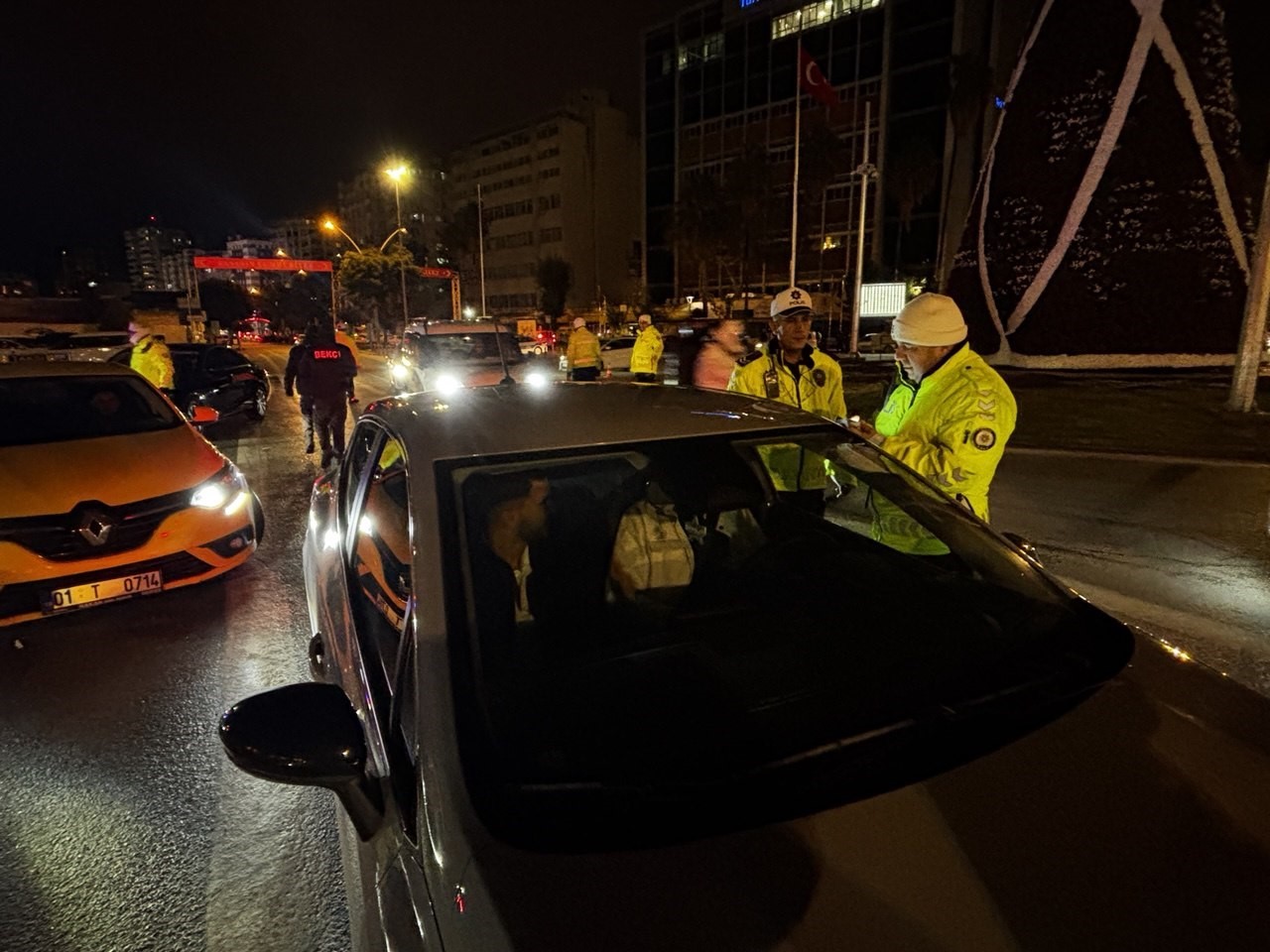 Trafik uygulamasında alkollü çıktı, gazeteciye saldırdı
