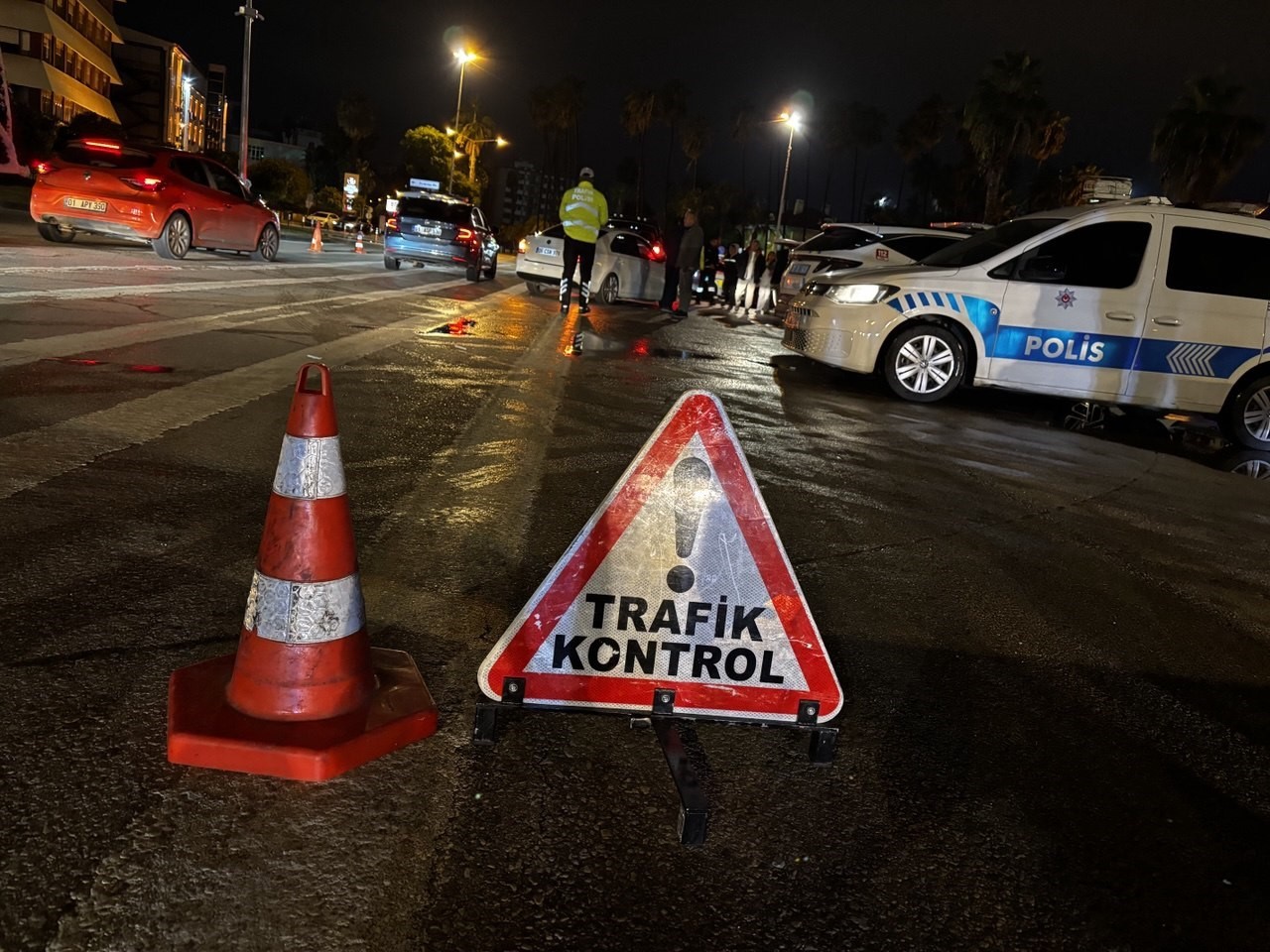 Trafik uygulamasında alkollü çıktı, gazeteciye saldırdı
