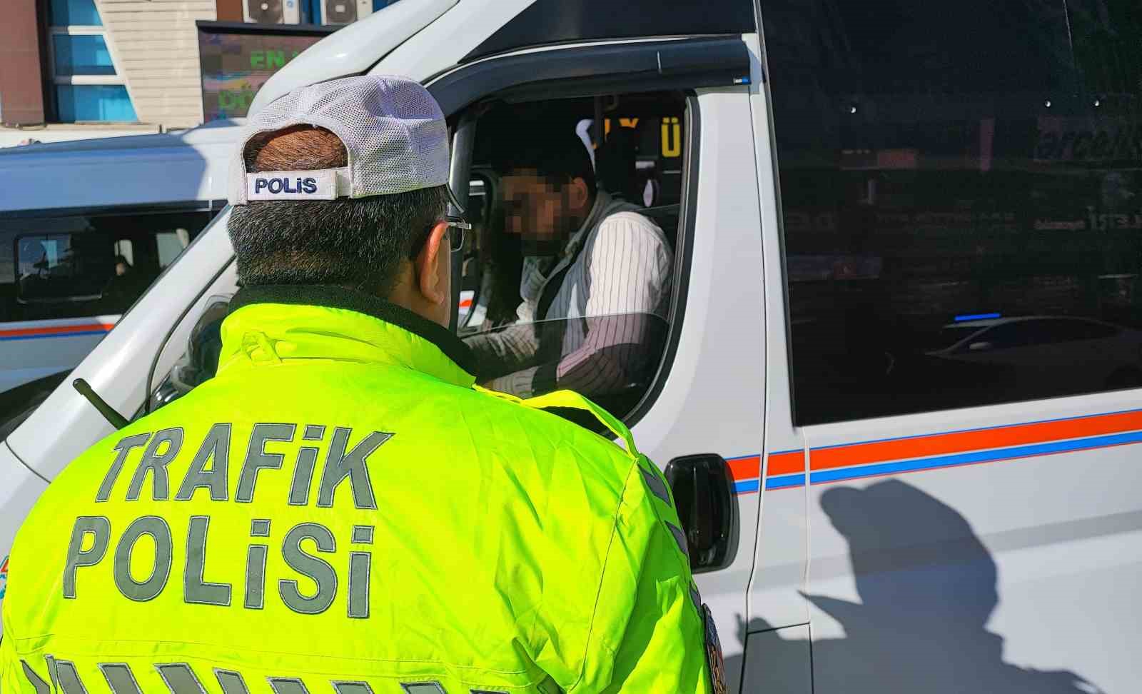 Trafik uygulamasında ceza yiyen sürücü polisi tehdit etti
