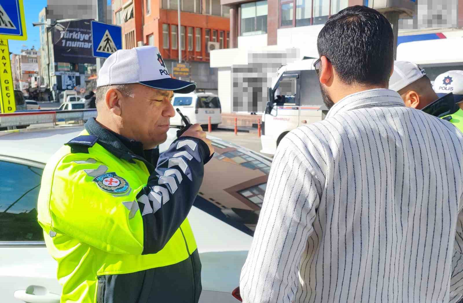 Trafik uygulamasında ceza yiyen sürücü polisi tehdit etti
