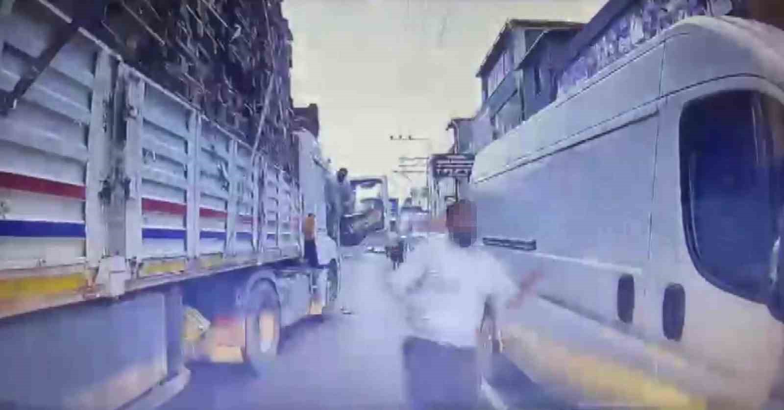 Trafikte bıçakla dehşet yaşatan baba-oğula 363 bin TL ceza
