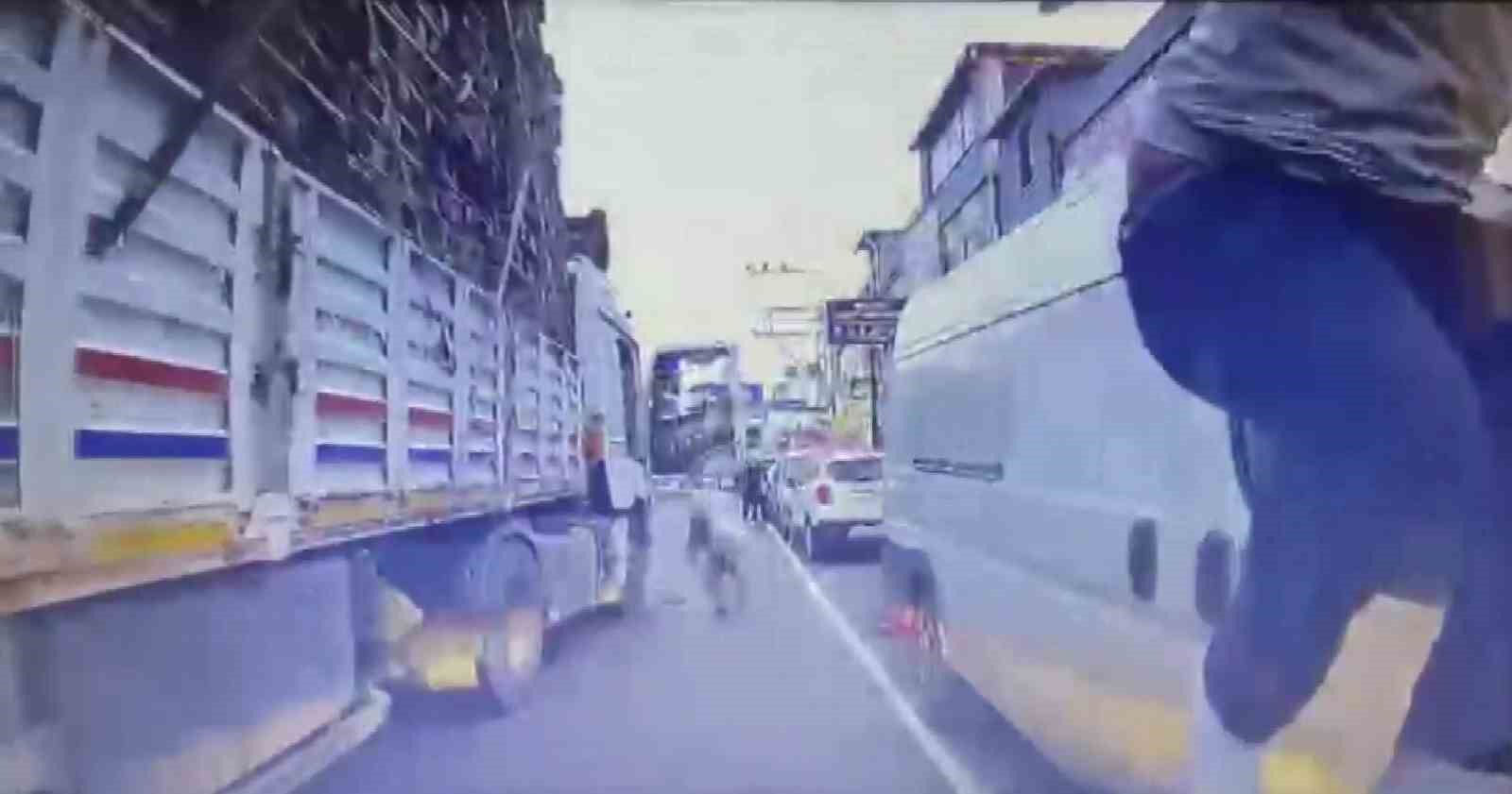 Trafikte dehşet: Tırdaki yolcu bıçakla saldırdı
