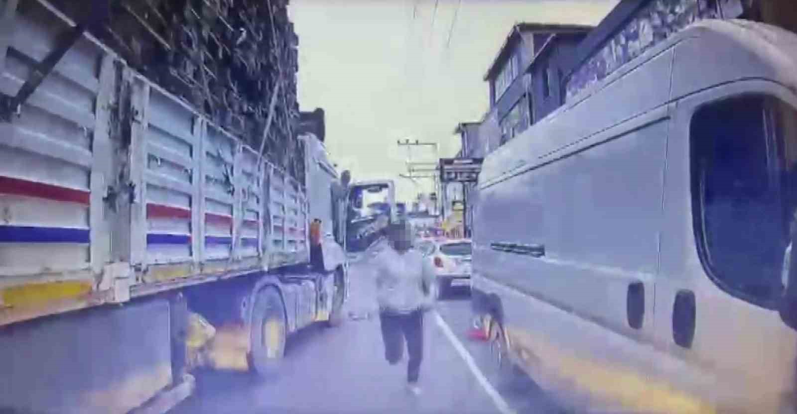 Trafikte dehşet: Tırdaki yolcu bıçakla saldırdı
