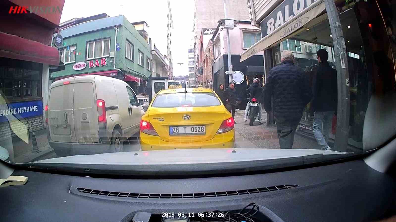 Trafikte kırmızı ışıkta beklememek için kaldırıma çıktı
