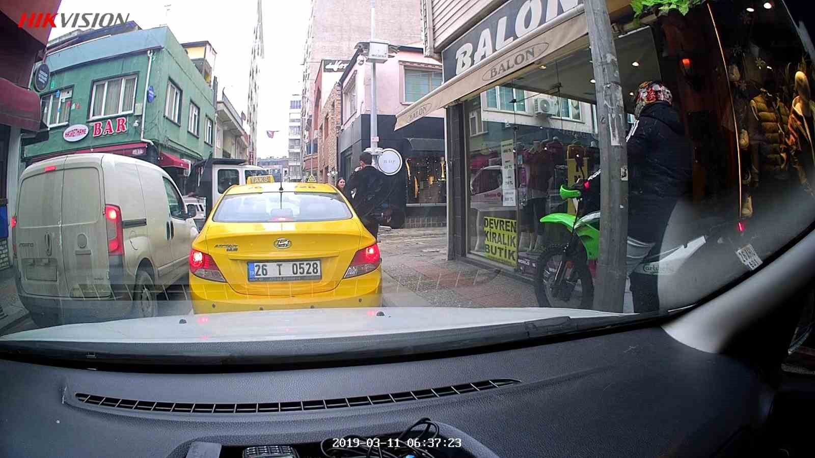 Trafikte kırmızı ışıkta beklememek için kaldırıma çıktı
