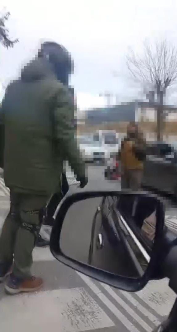 Trafikte silah çeken şüpheli kıskıvrak yakalandı
