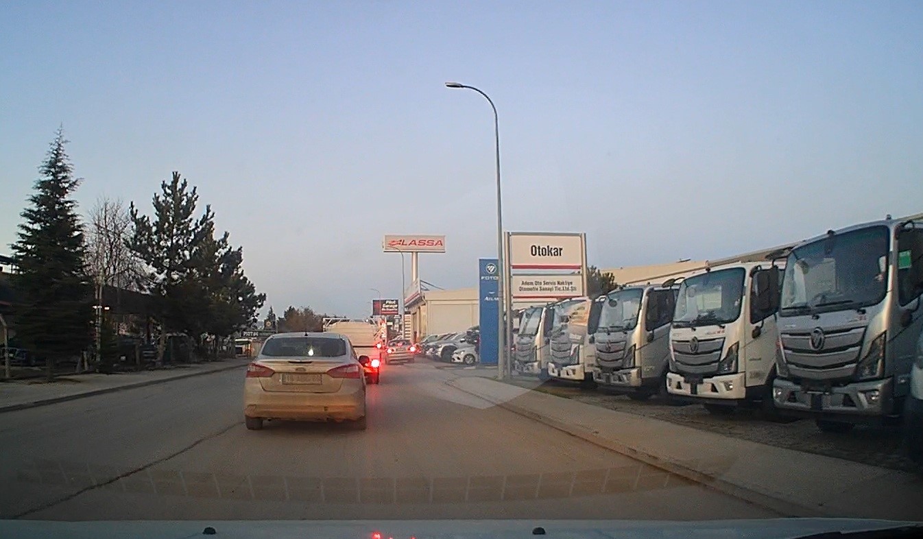 Trafikten kaçmak için kaldırımı yol yaptı
