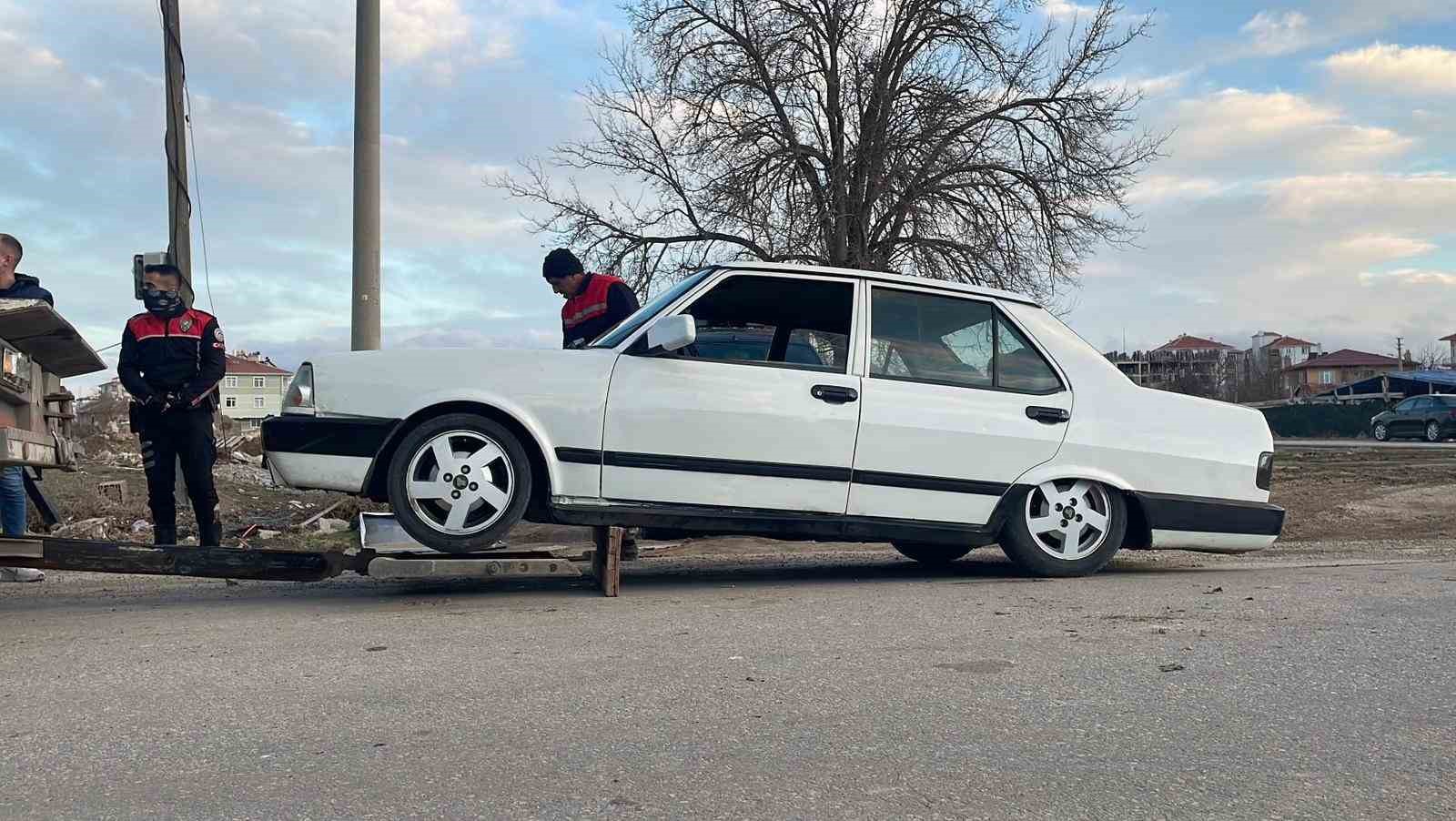 Trafikten men edilen yere yakın Tofaş güçlükle çekiye yüklendi

