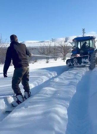 Traktör arkasında kayak keyfi
