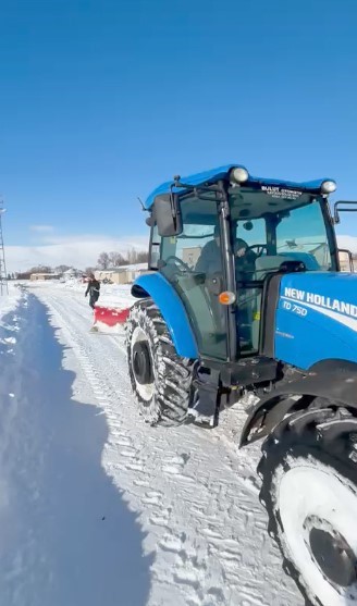 Traktör arkasında kayak keyfi

