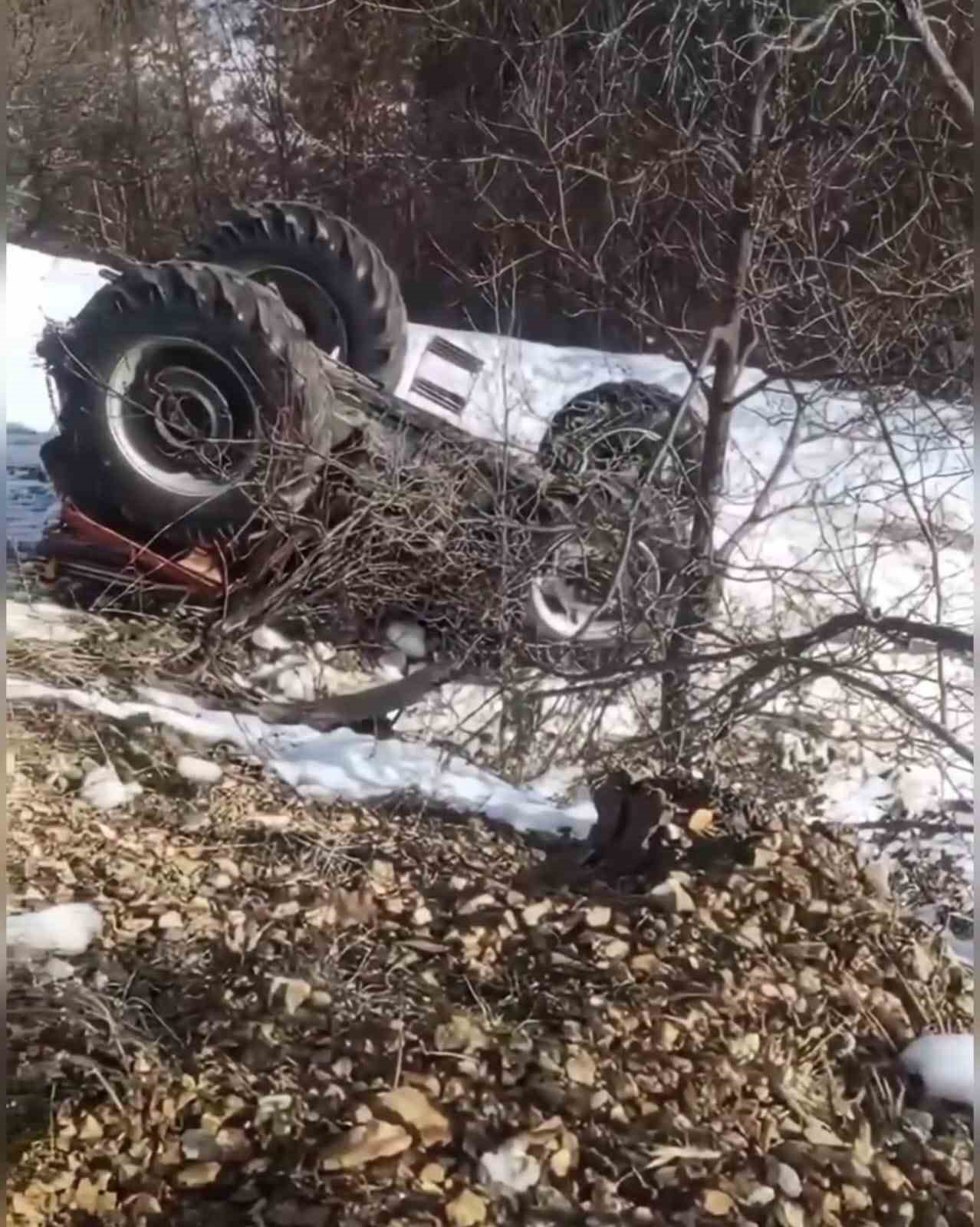 Traktör devrildi, köy muhtarı hayatını kaybetti
