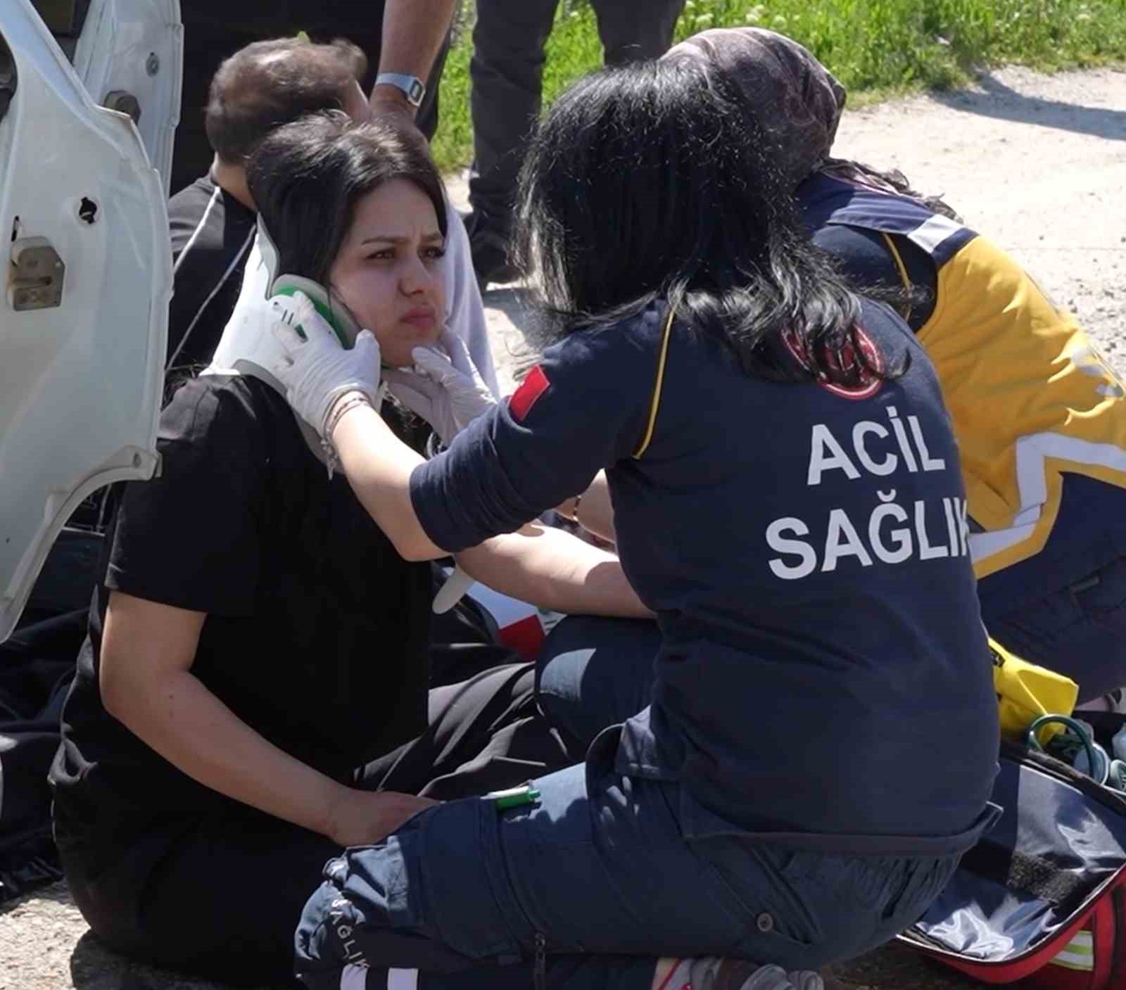 Traktör ile otomobil kafa kafaya çarpıştı: 5 yaralı
