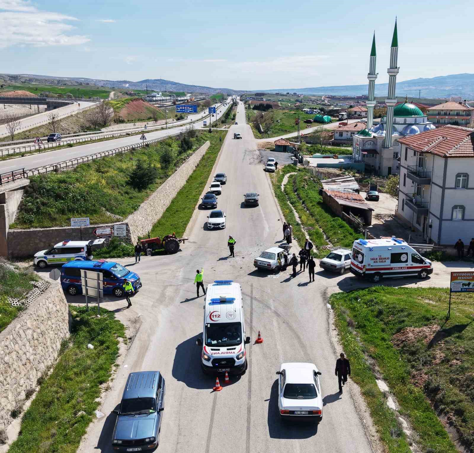 Traktör ile otomobil kafa kafaya çarpıştı: 5 yaralı
