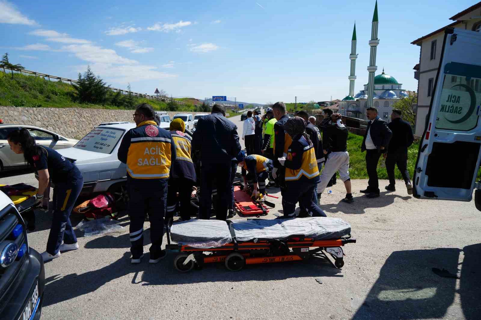 Traktör ile otomobil kafa kafaya çarpıştı: 5 yaralı
