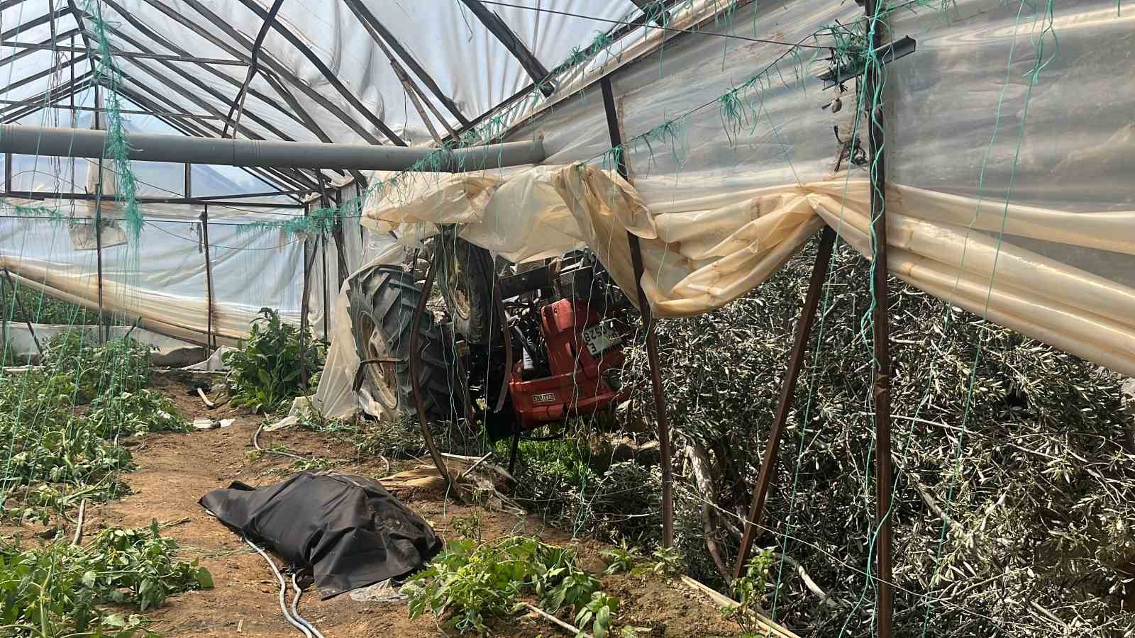 Traktör yol kenarındaki seraya devrildi: 1 ölü
