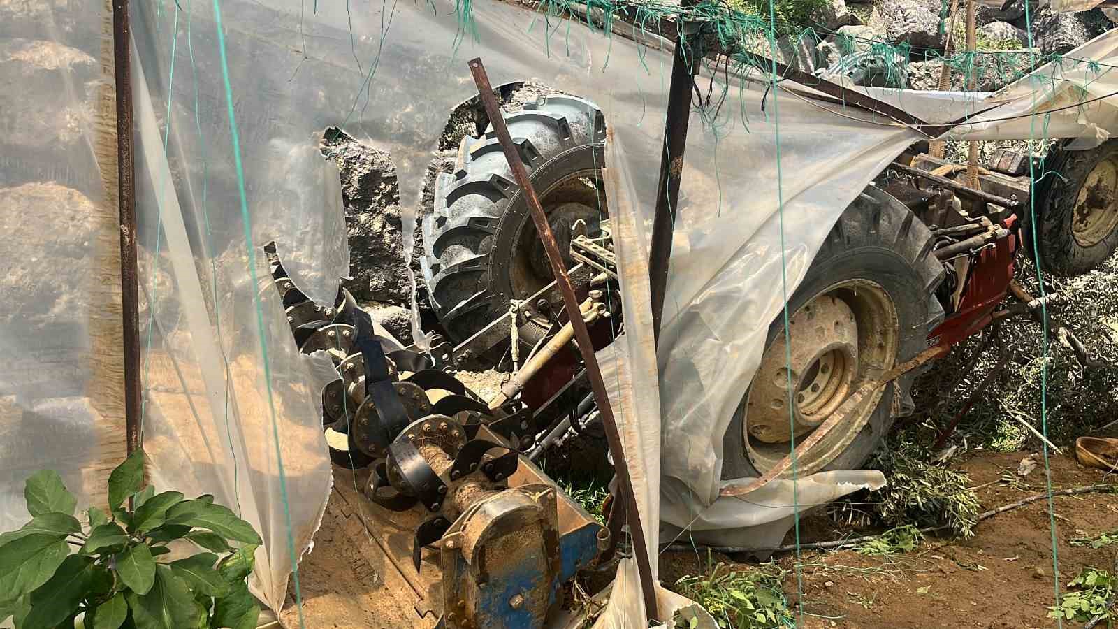 Traktör yol kenarındaki seraya devrildi: 1 ölü
