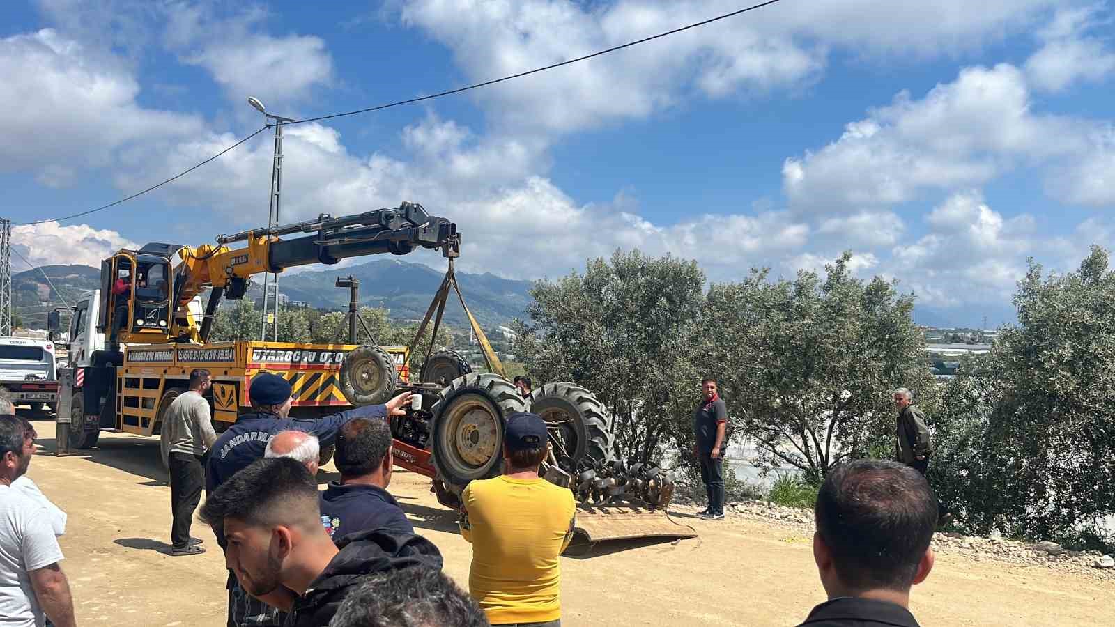 Traktör yol kenarındaki seraya devrildi: 1 ölü

