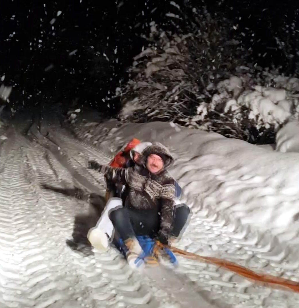 Traktöre bağlanan kızaklarla gün boyu kayak yaptılar
