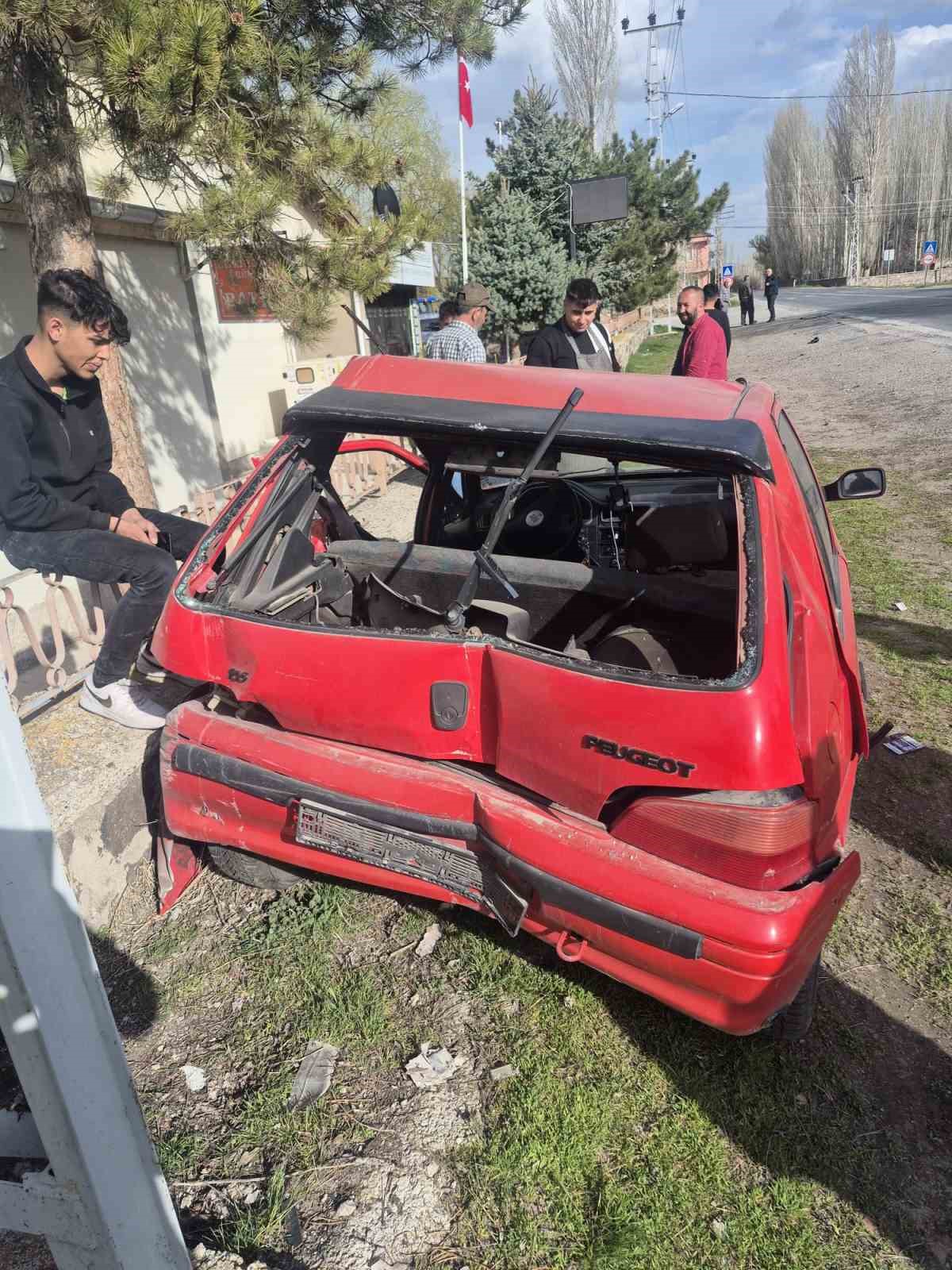 Traktörle otomobilin çarpıştığı kaza kamerada: 2 yaralı
