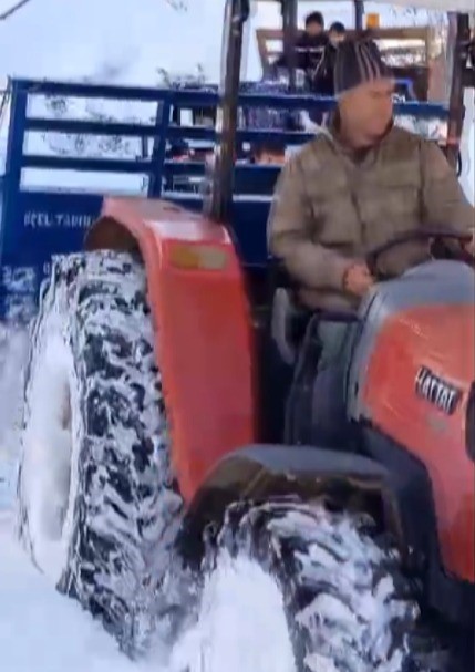 Traktörlerle tarlada kar drifti
