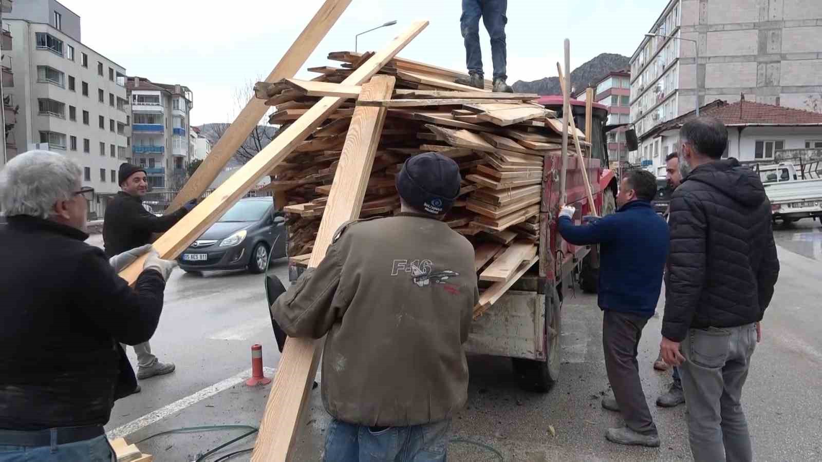 Traktörün devrilen römorkundaki keresteler yola dağıldı: O anlar kamerada
