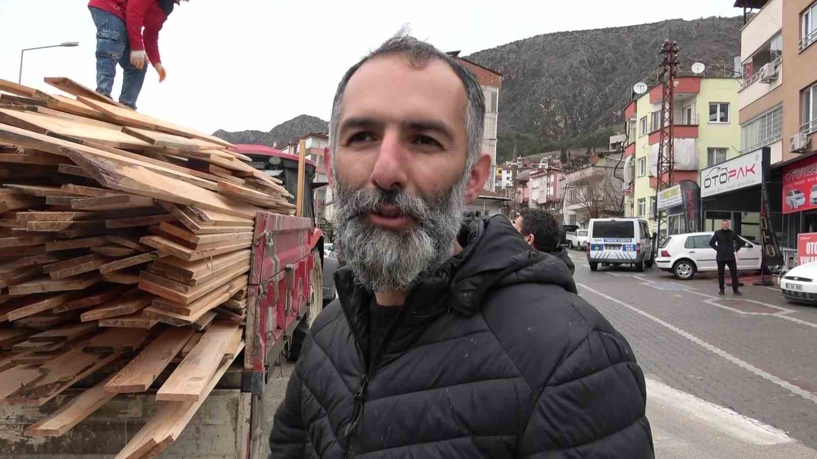 Traktörün devrilen römorkundaki keresteler yola dağıldı: O anlar kamerada
