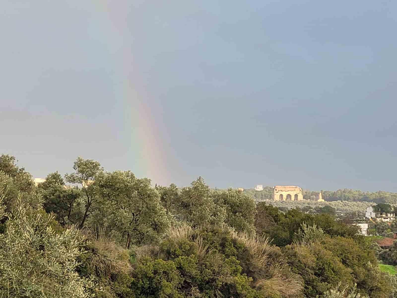 Tralleis’ten kente uzanan gök kuşağı kartpostallık görüntüler oluşturdu
