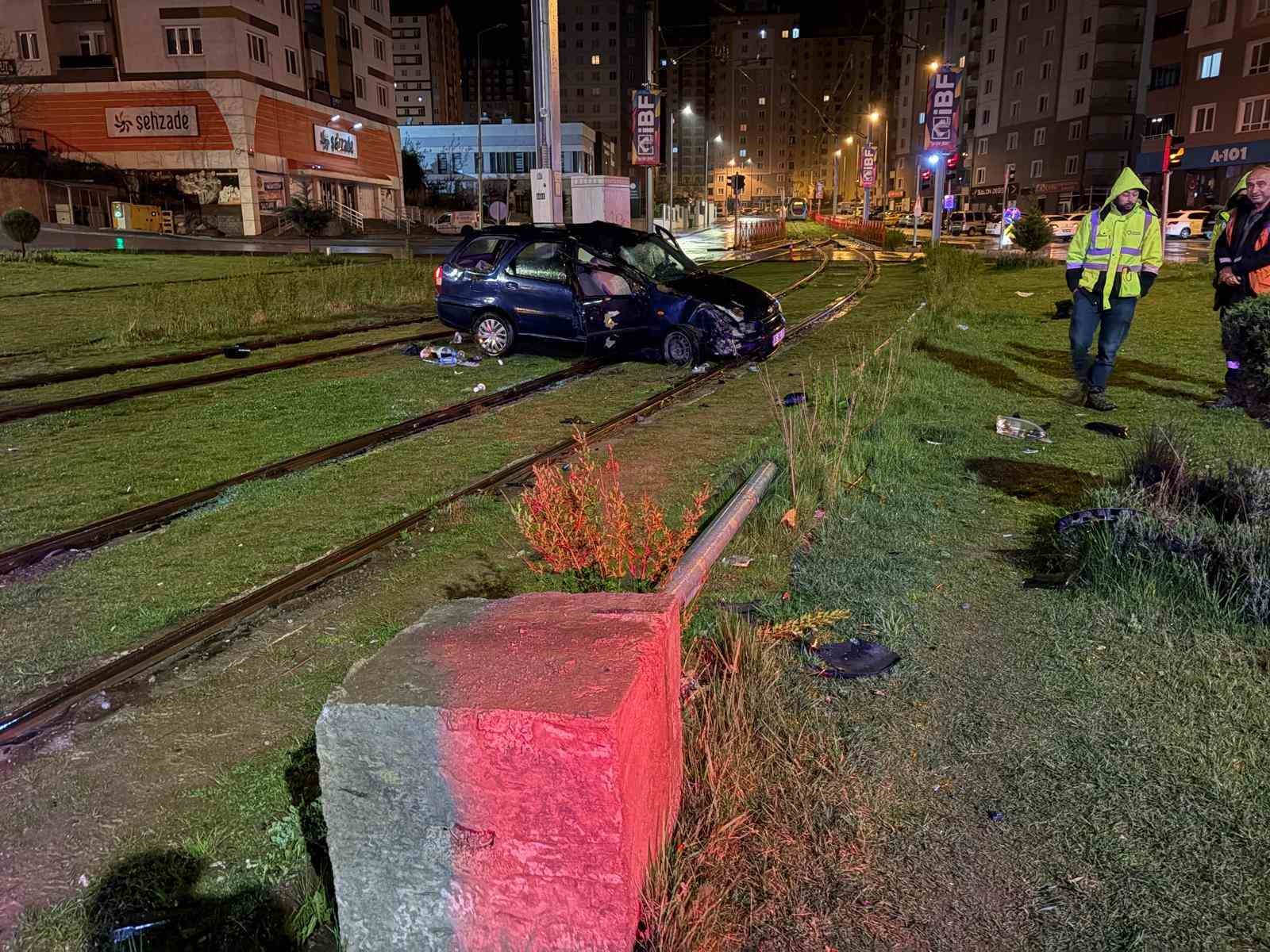 Tramvay yoluna giren otomobil direğe çarparak durabildi: 1 yaralı
