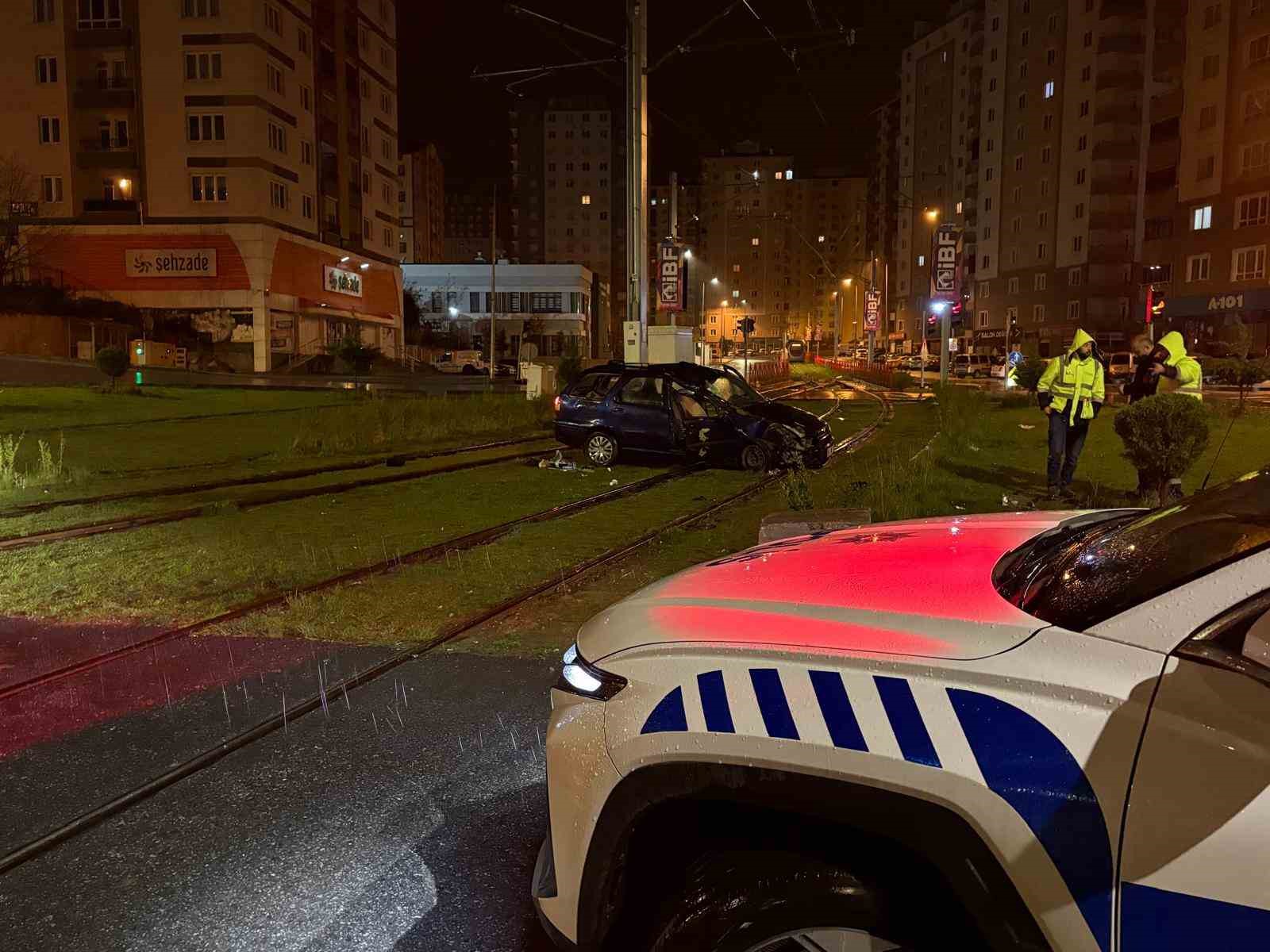 Tramvay yoluna giren otomobil direğe çarparak durabildi: 1 yaralı
