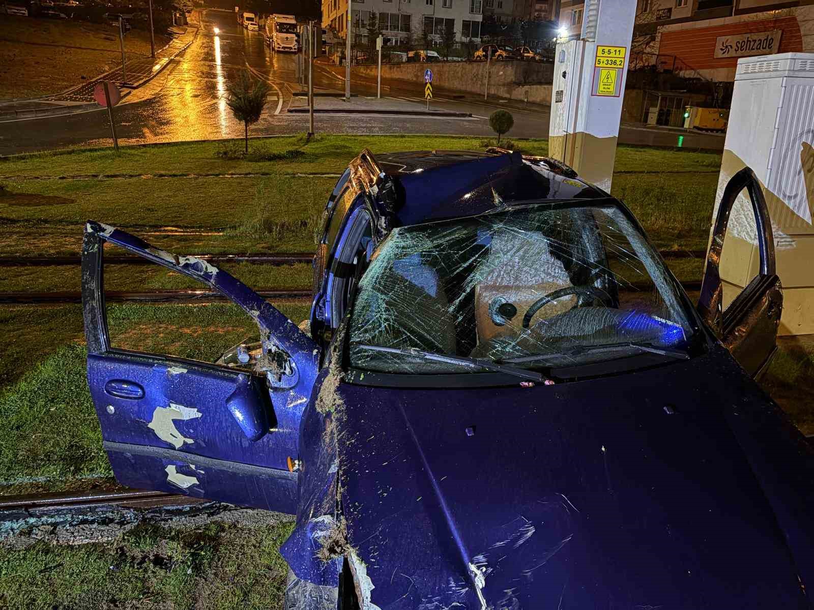 Tramvay yoluna giren otomobil direğe çarparak durabildi: 1 yaralı
