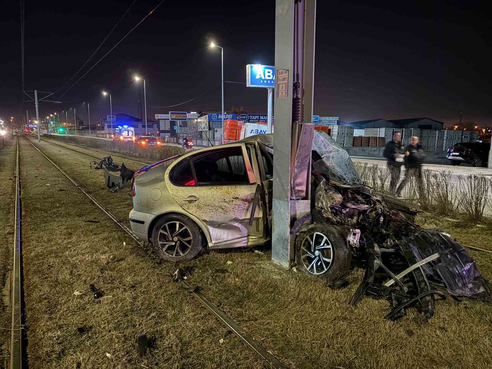 Tramvay yolundaki direğe çarpan otomobil kağıt gibi büküldü: 1 yaralı

