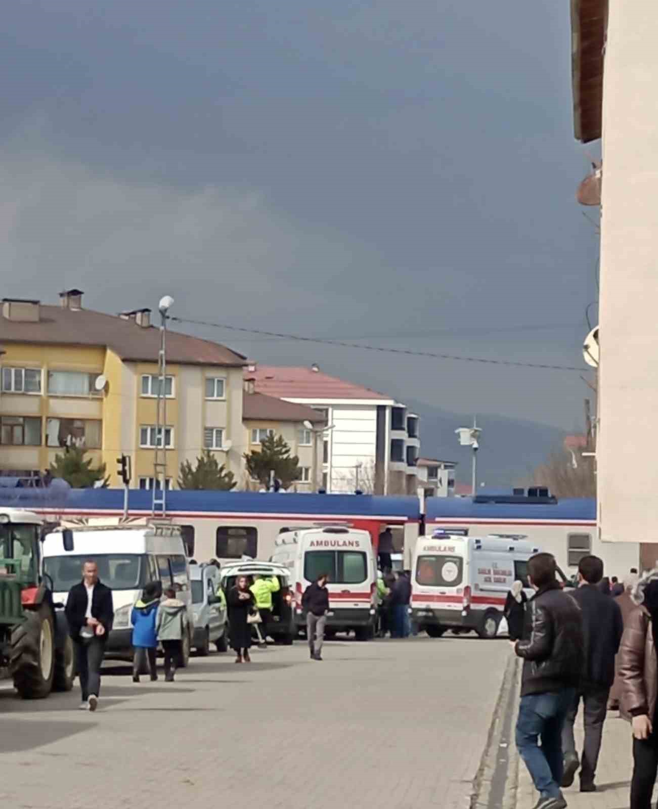 Tren hemzemin geçitte araca çarptı: 3 yaralı
