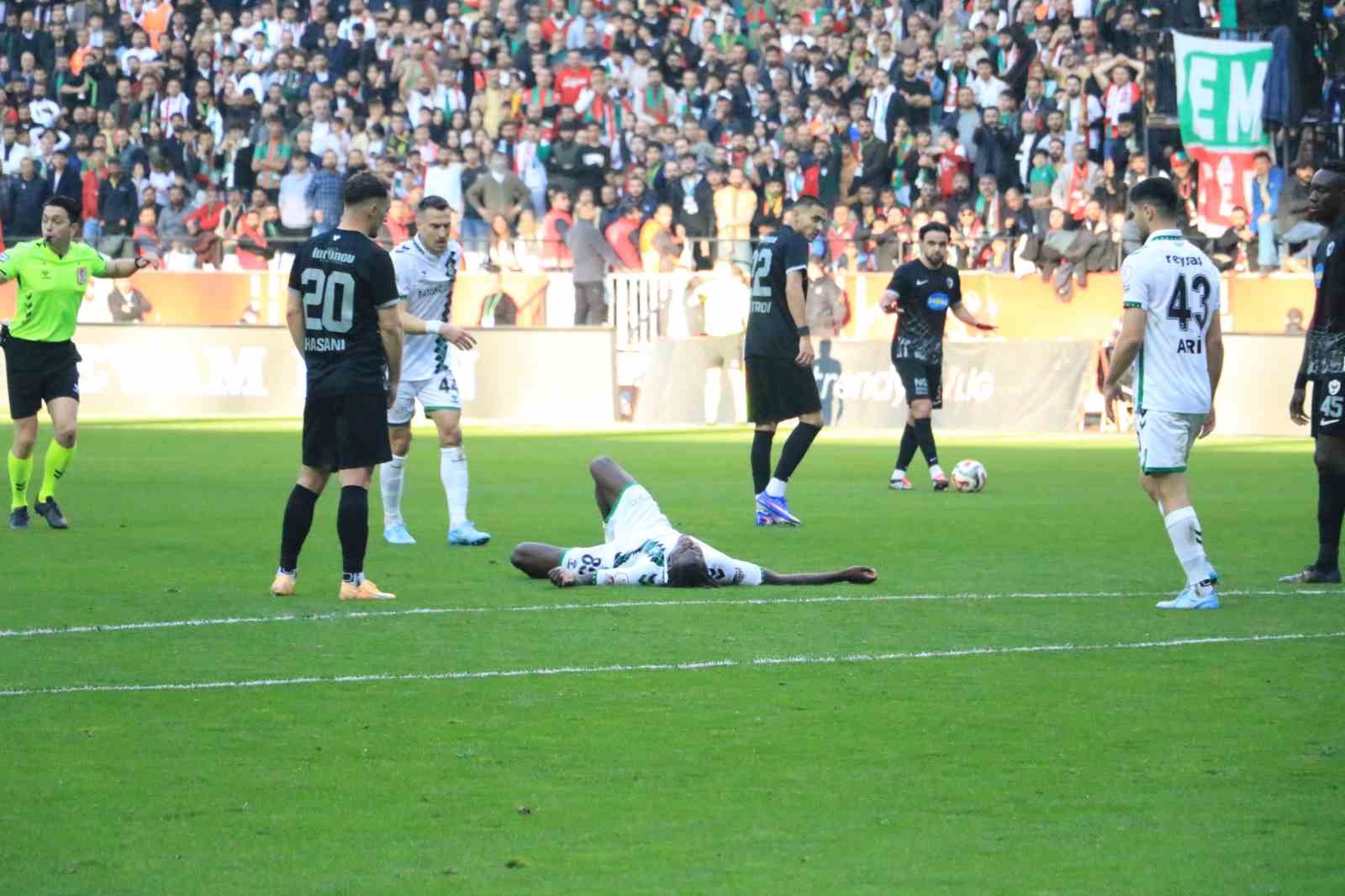 Trendyol 1. Lig: Amed Sportif Faaliyetler: 1 - Sakaryaspor: 1
Trendyol 1. Lig: Amed Sportif Faaliyetler: 1 - Sakaryaspor: 1