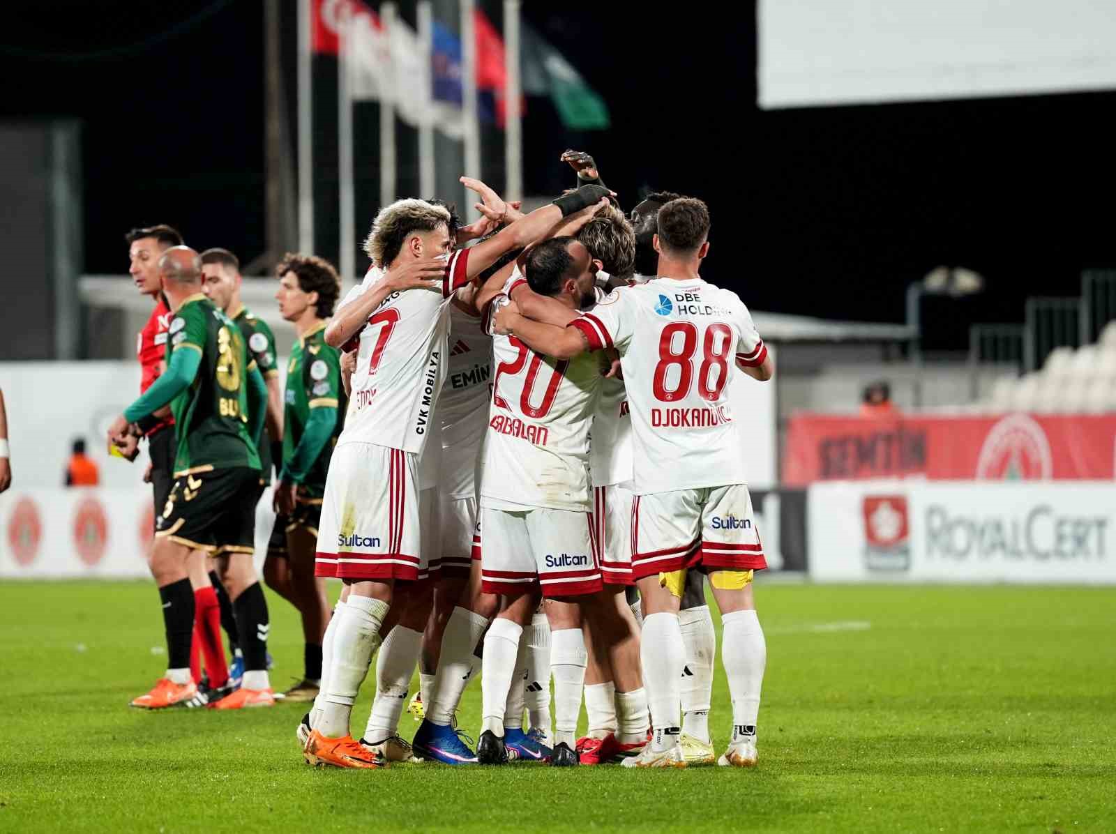 Trendyol 1. Lig: Ümraniyespor: 2 - Sakaryaspor: 0
Trendyol 1. Lig: Ümraniyespor: 2 - Sakaryaspor: 0