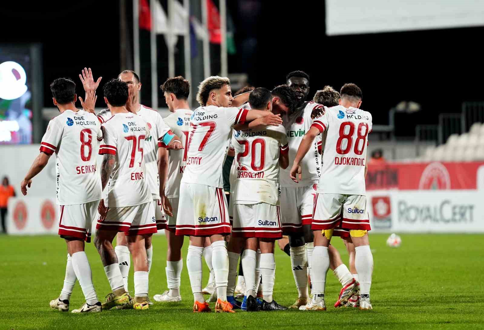 Trendyol 1. Lig: Ümraniyespor: 2 - Sakaryaspor: 0
Trendyol 1. Lig: Ümraniyespor: 2 - Sakaryaspor: 0