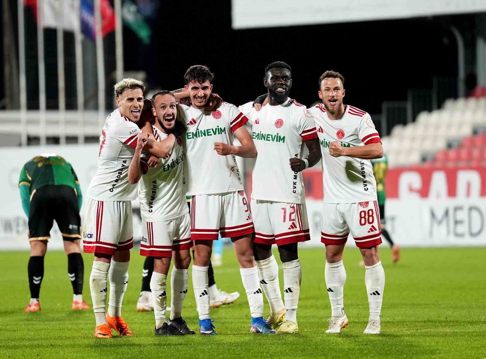 Trendyol 1. Lig: Ümraniyespor: 2 - Sakaryaspor: 0
Trendyol 1. Lig: Ümraniyespor: 2 - Sakaryaspor: 0