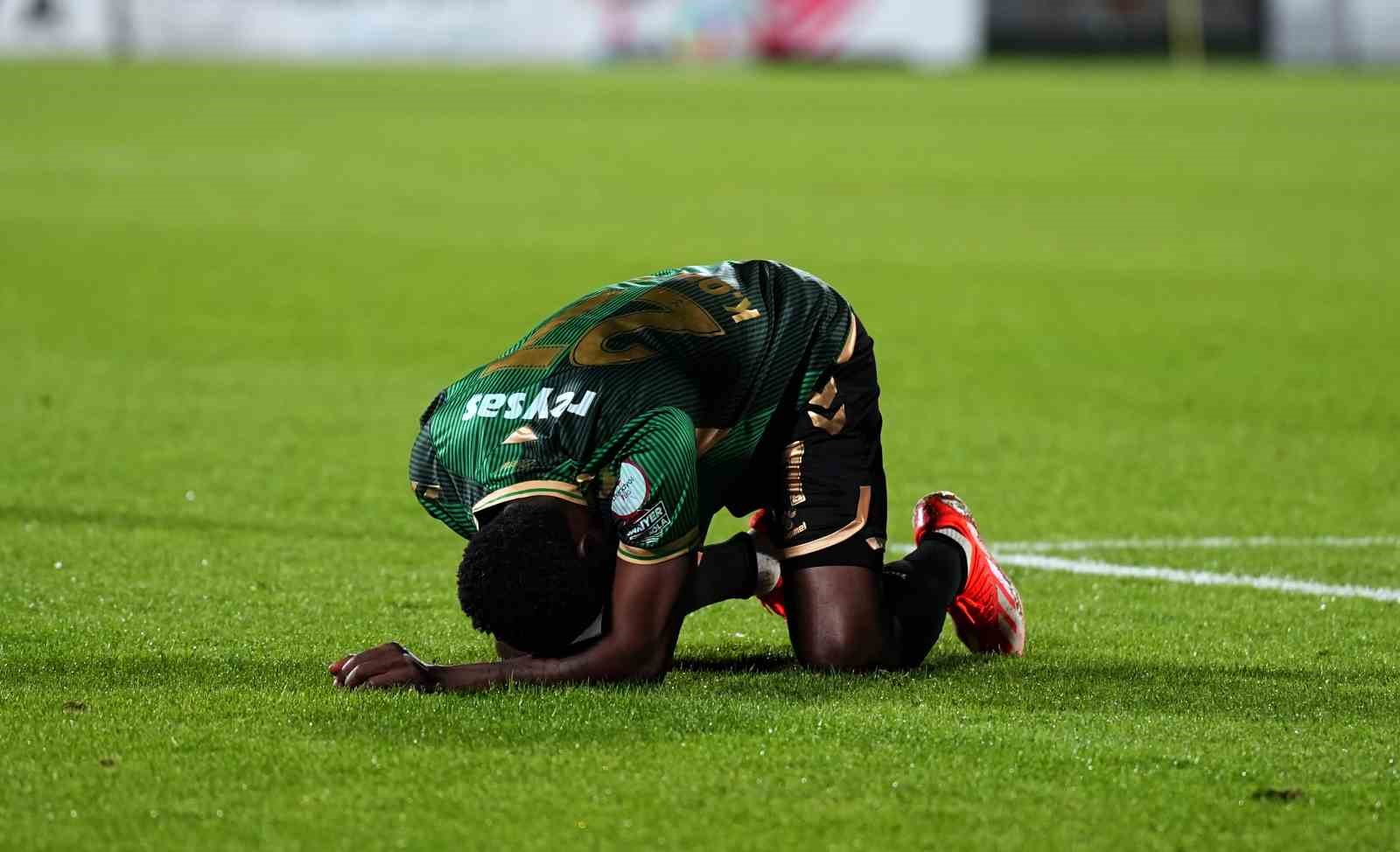 Trendyol 1. Lig: Ümraniyespor: 2 - Sakaryaspor: 0
Trendyol 1. Lig: Ümraniyespor: 2 - Sakaryaspor: 0