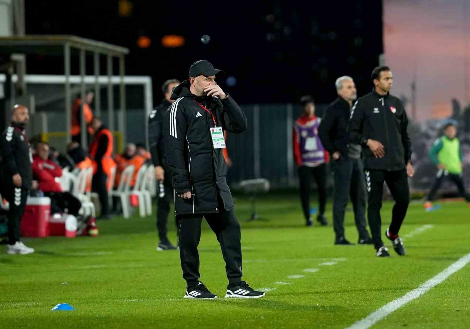 Trendyol 1. Lig: Ümraniyespor: 2 - Sakaryaspor: 0
Trendyol 1. Lig: Ümraniyespor: 2 - Sakaryaspor: 0