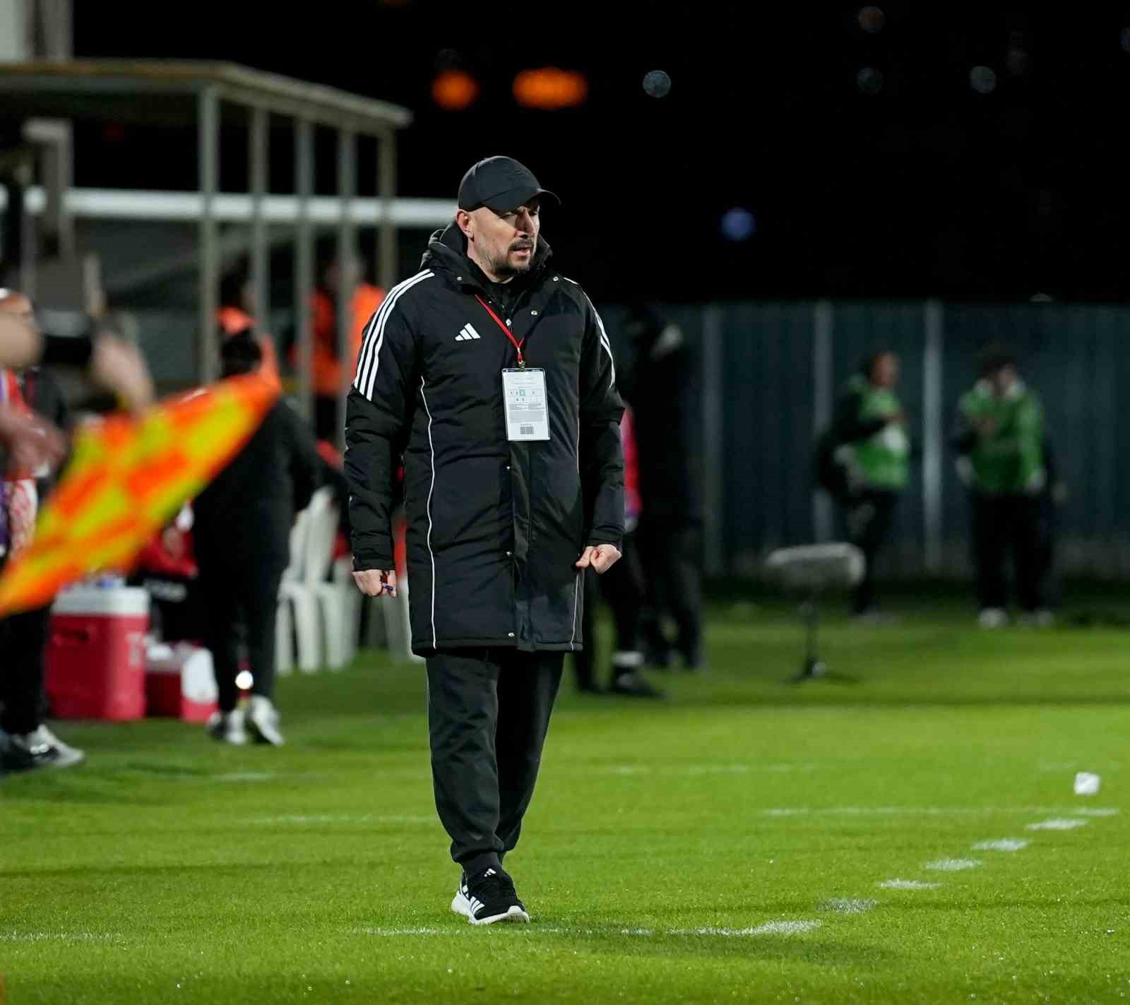 Trendyol 1. Lig: Ümraniyespor: 2 - Sakaryaspor: 0
Trendyol 1. Lig: Ümraniyespor: 2 - Sakaryaspor: 0