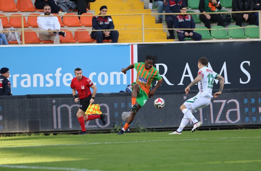 Trendyol Süper Lig: Alanyaspor: 1 - Konyaspor: 0 (İlk yarı)
