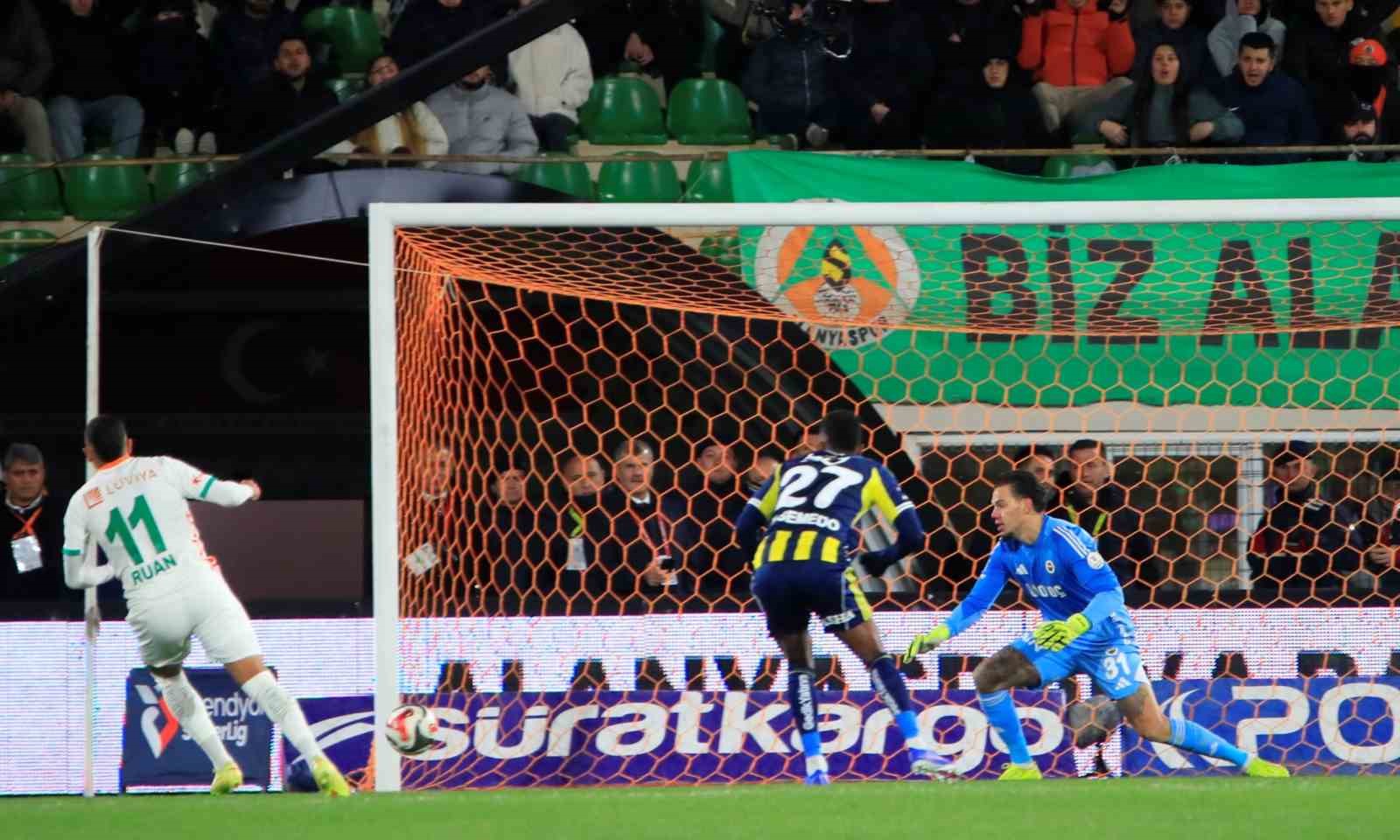 Trendyol Süper Lig: Alanyaspor: 2 - Fenerbahçe: 1 (İlk yarı)
