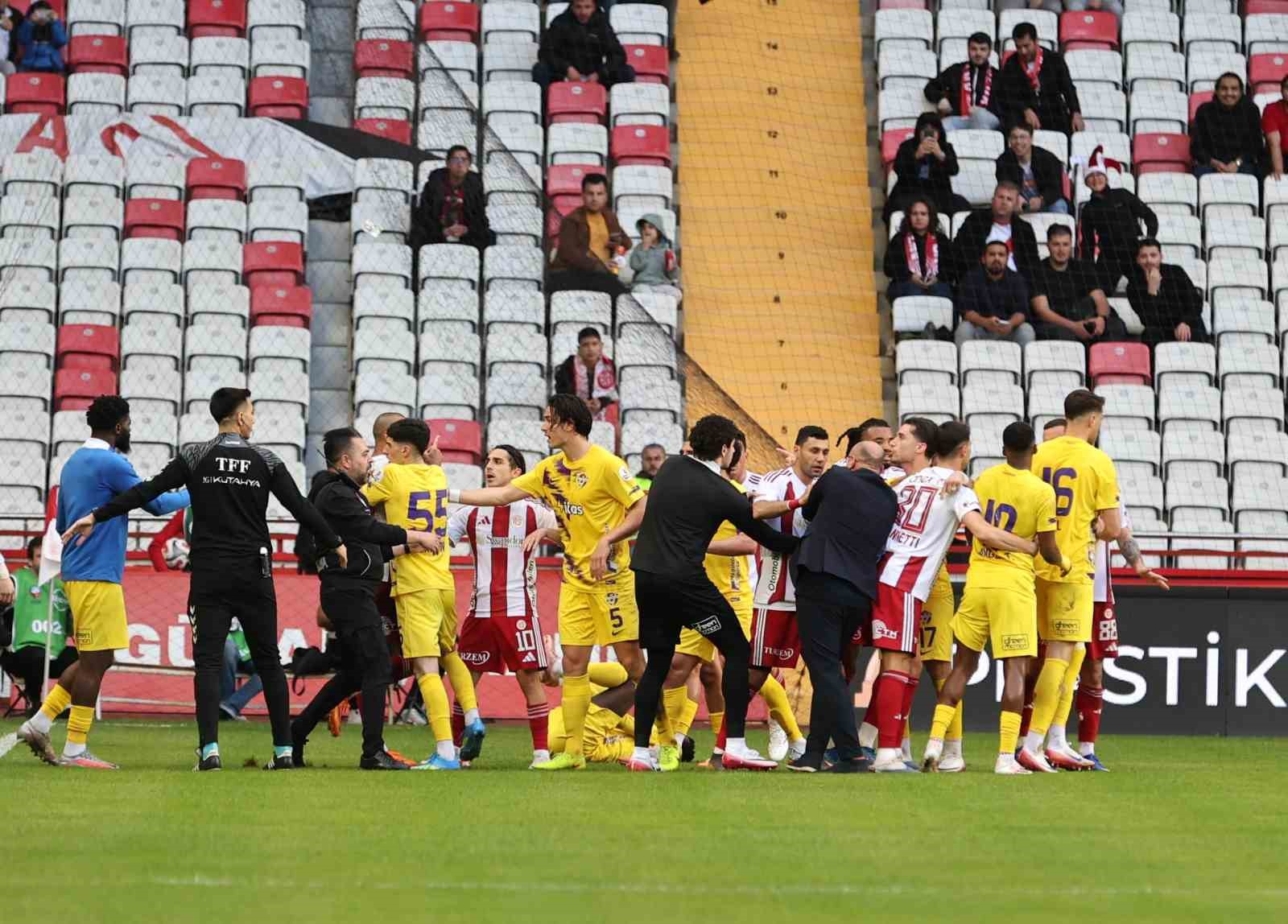 Trendyol Süper Lig: Antalyaspor: 0 - Eyüpspor: 0 (İlk yarı)
Trendyol Süper Lig: Antalyaspor: 0 - Eyüpspor: 0 (İlk yarı)