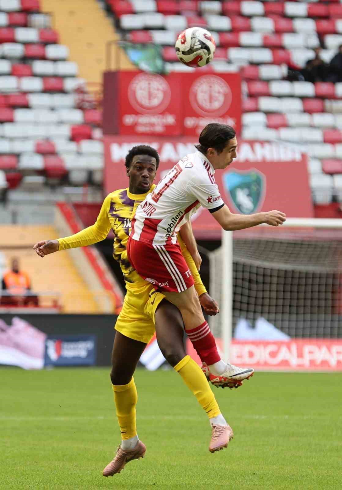 Trendyol Süper Lig: Antalyaspor: 0 - Eyüpspor: 0 (İlk yarı)
Trendyol Süper Lig: Antalyaspor: 0 - Eyüpspor: 0 (İlk yarı)