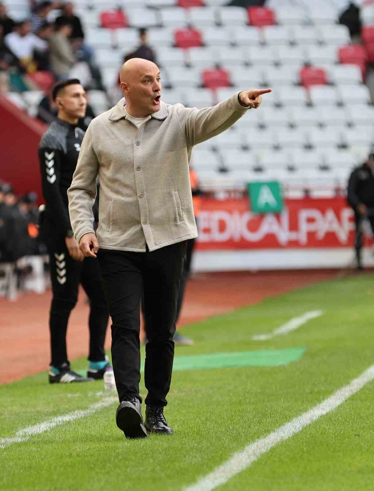 Trendyol Süper Lig: Antalyaspor: 0 - Eyüpspor: 0 (İlk yarı)
Trendyol Süper Lig: Antalyaspor: 0 - Eyüpspor: 0 (İlk yarı)