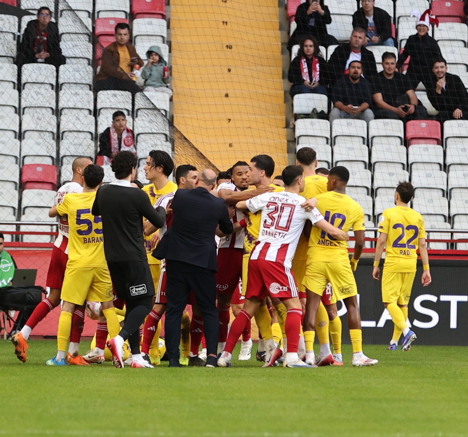 Trendyol Süper Lig: Antalyaspor: 0 - Eyüpspor: 0 (İlk yarı)
Trendyol Süper Lig: Antalyaspor: 0 - Eyüpspor: 0 (İlk yarı)