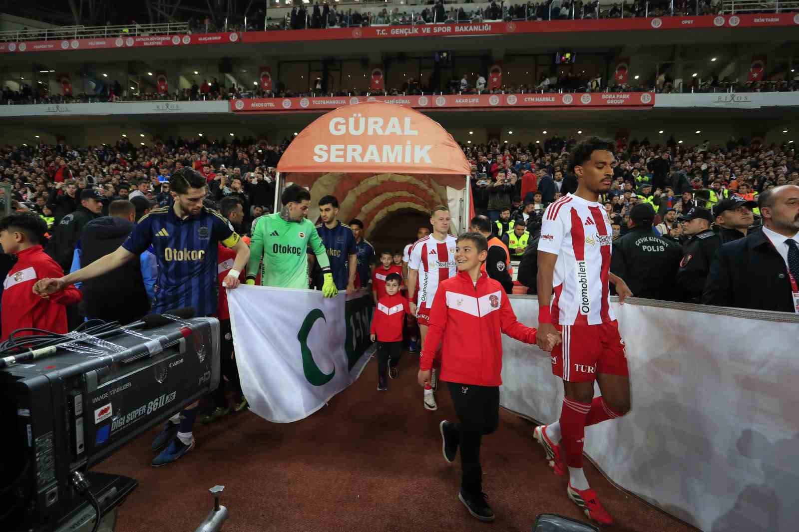 Trendyol Süper Lig: Antalyaspor: 0 - Fenerbahçe: 0 (Maç devam ediyor)

