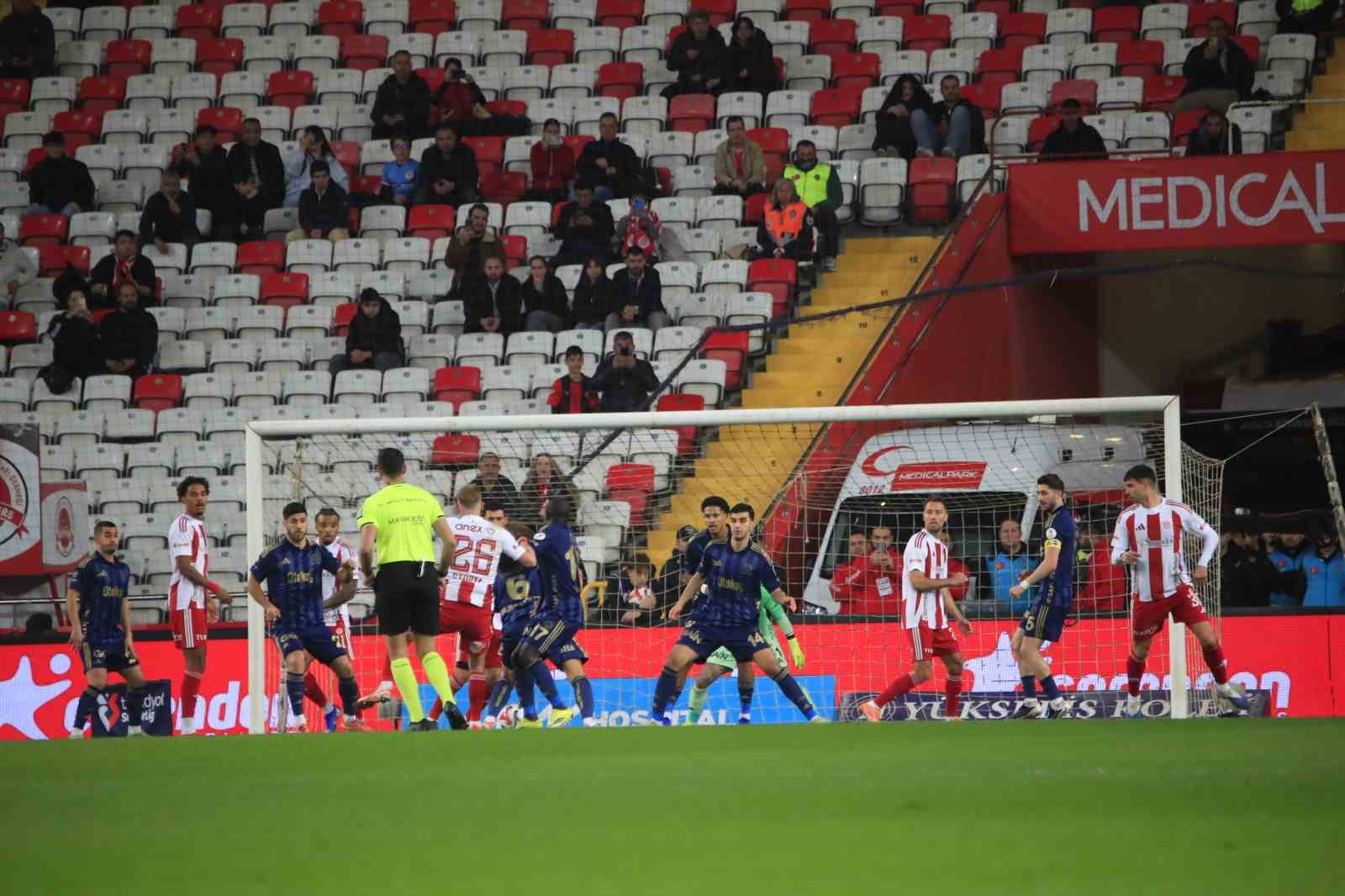 Trendyol Süper Lig: Antalyaspor: 0 - Fenerbahçe: 0 (Maç devam ediyor)

