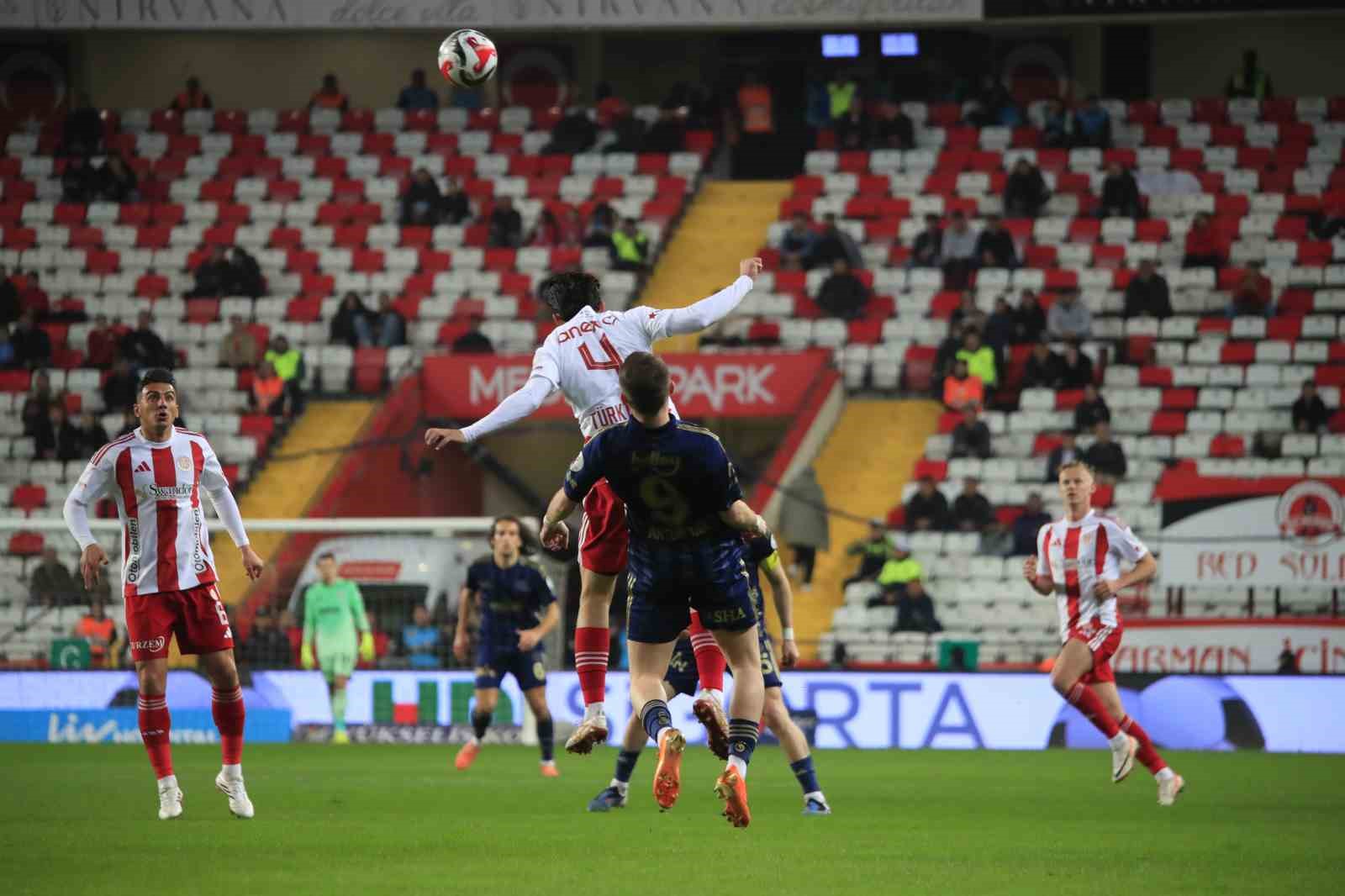 Trendyol Süper Lig: Antalyaspor: 0 - Fenerbahçe: 0 (Maç devam ediyor)
