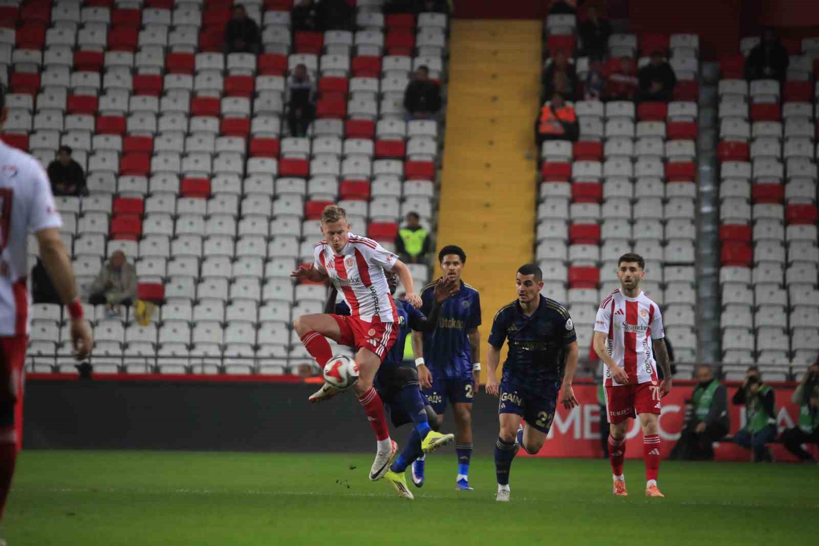 Trendyol Süper Lig: Antalyaspor: 0 - Fenerbahçe: 0 (Maç devam ediyor)
