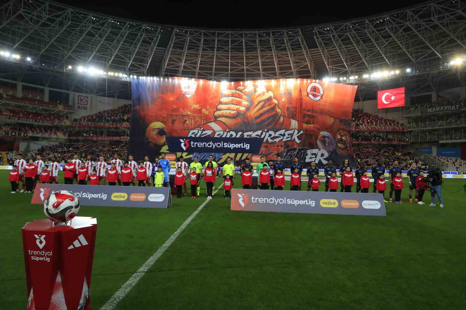 Trendyol Süper Lig: Antalyaspor: 0 - Fenerbahçe: 0 (Maç devam ediyor)
